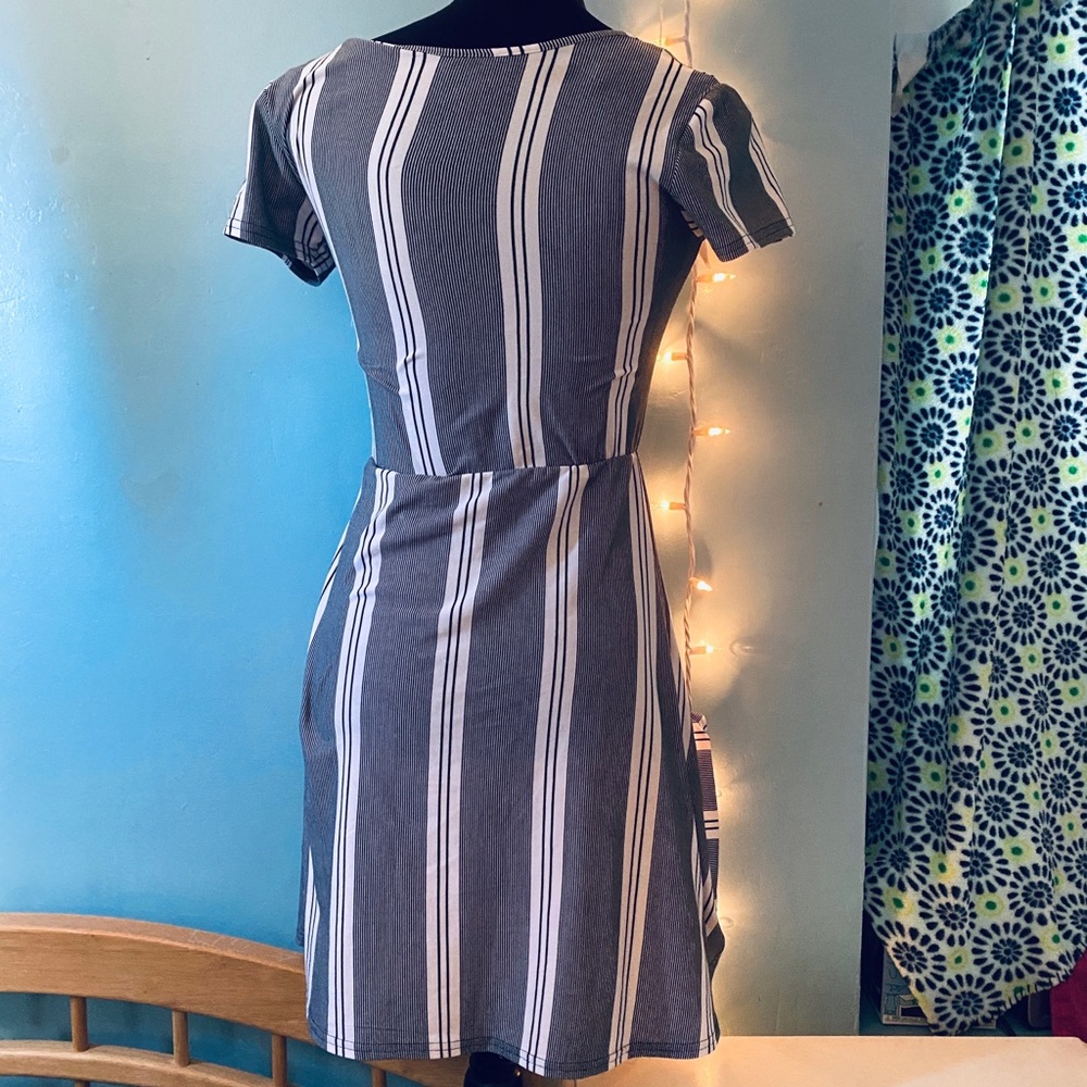 🆕👗Beautiful Wrap dress - Picture 3 of 7
